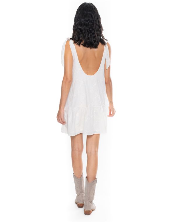 Vestido-corto-crudo-con-escote-profundo-en-espalda-vista-trasera.