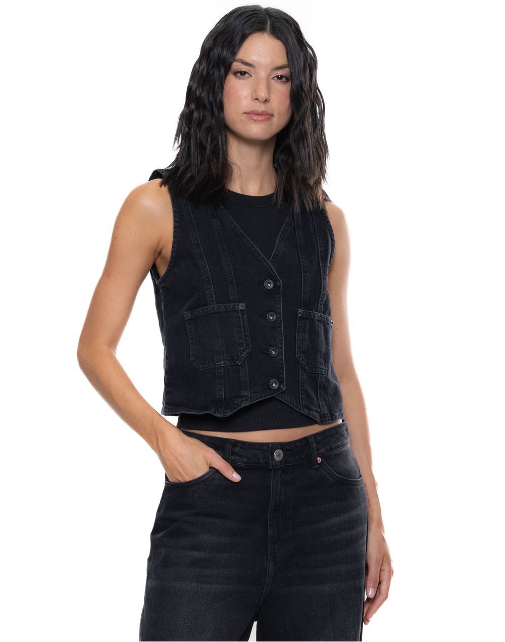 Chaleco-negro-de-denim-con-bolsillos-frontales-y-cuello-en-V.