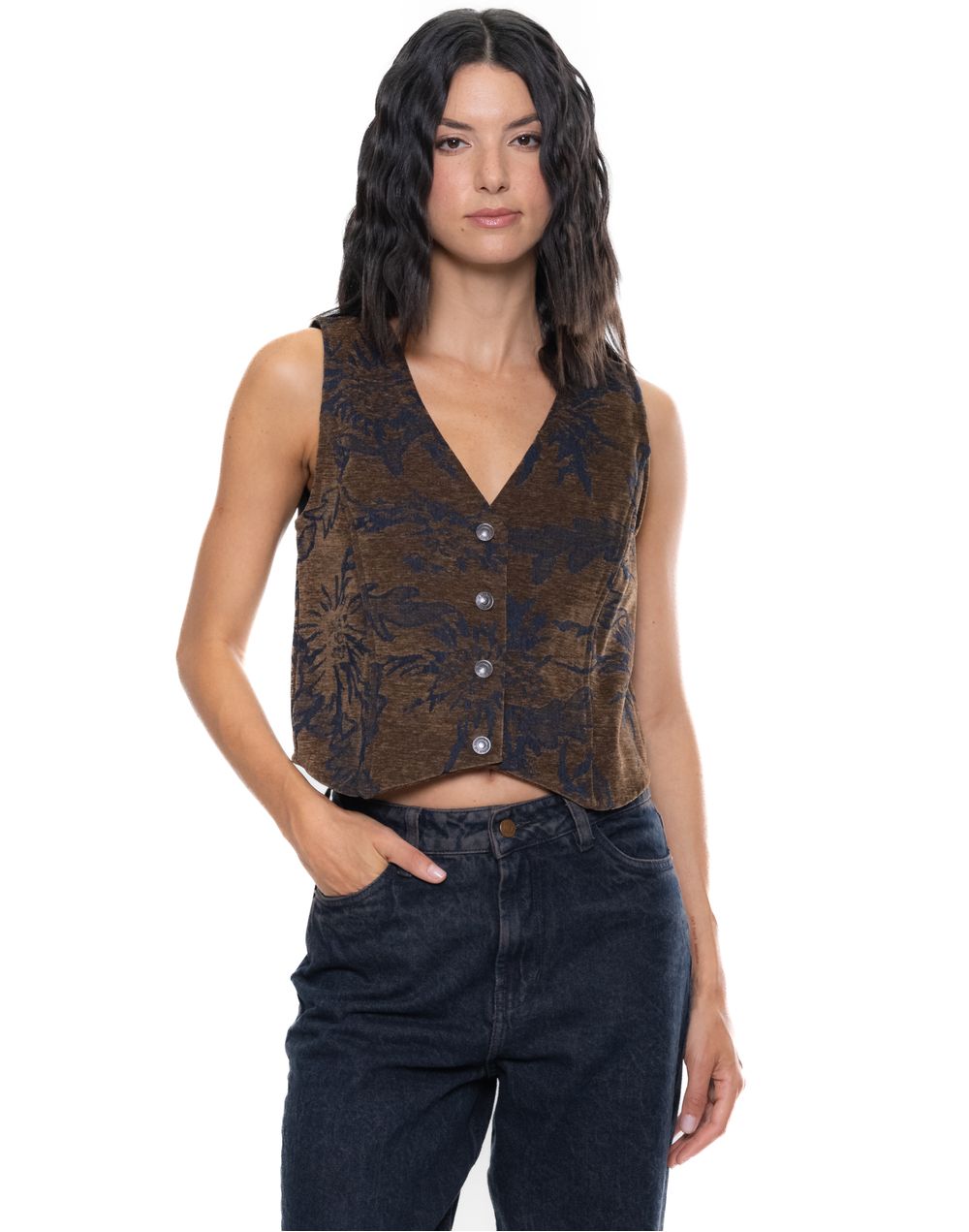 Chaleco-cafe-sin-mangas-con-diseño-floral-y-cuello-en-V-vista-frontal.
