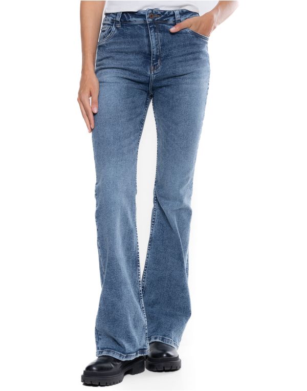Vista-frontal-de-jeans-flare-tiro-alto-en-tono-medio.