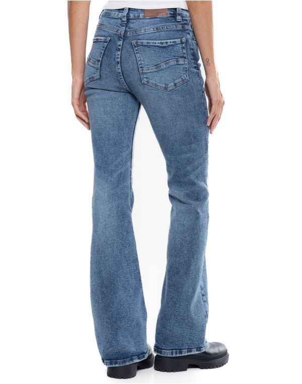 Vista-trasera-de-jeans-flare-con-bolsillos-traseros.