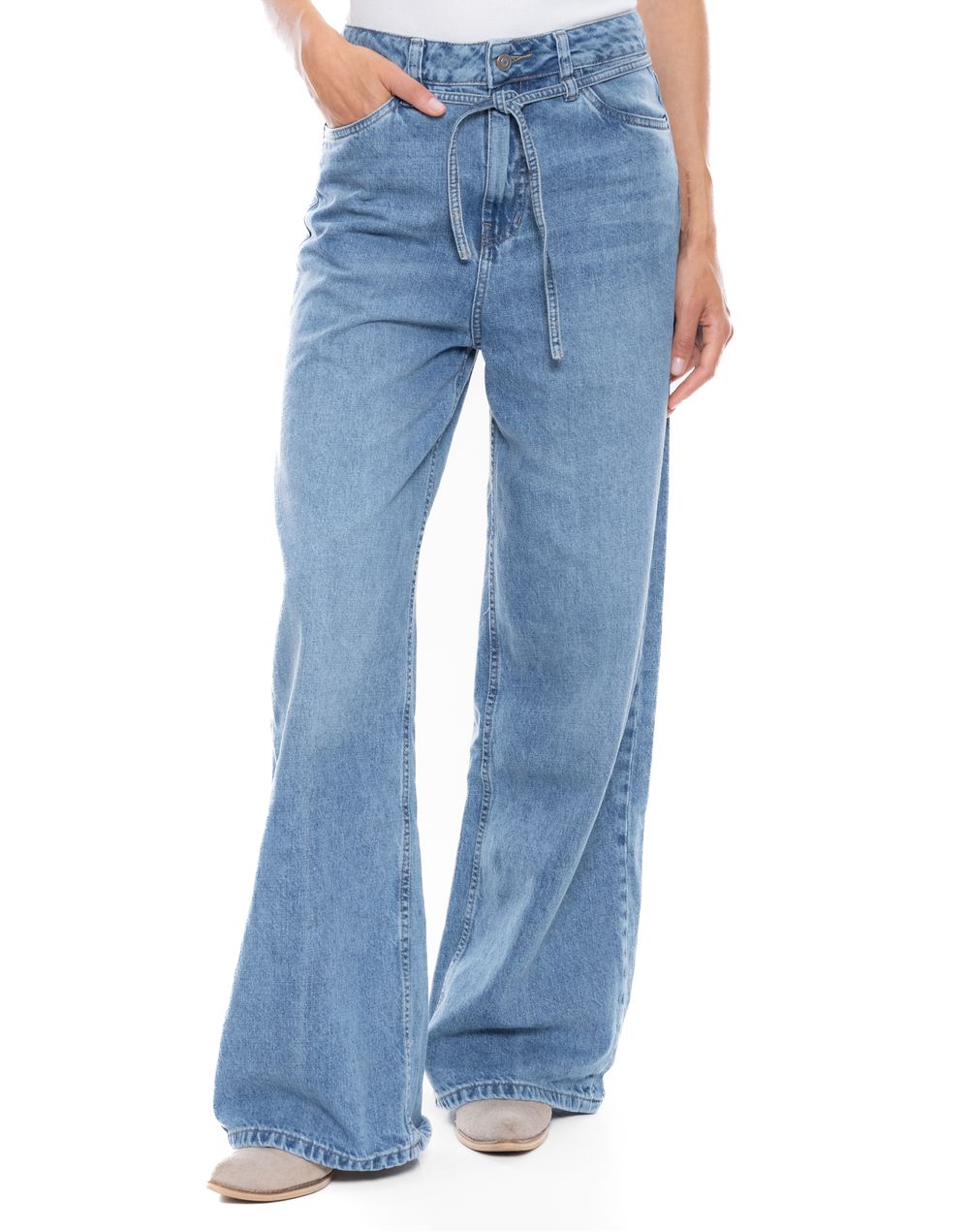 Jean-wide-leg-azul-con-tiro-alto-y-cinturon.