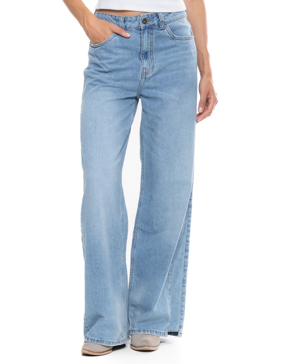Jean-wide-leg-azul-claro-con-tiro-alto-y-corte-lateral-vista-frontal.