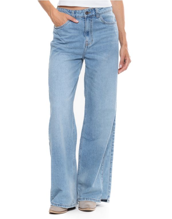 Jean-wide-leg-azul-claro-con-tiro-alto-y-corte-lateral-vista-frontal.