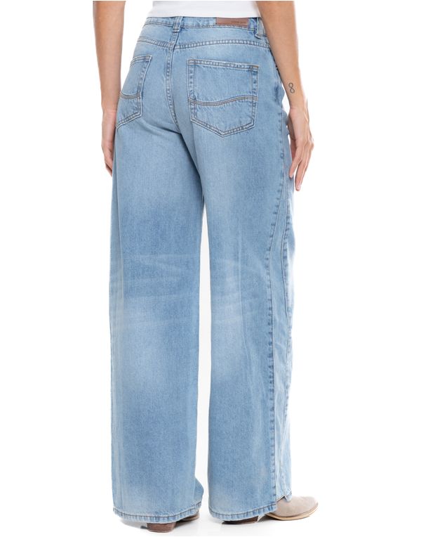 Jean-wide-leg-azul-claro-con-bolsillos-traseros-vista-posterior.