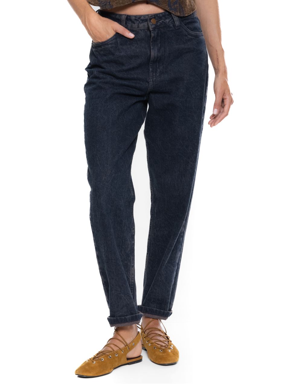 Jean-mom-fit-tono-oscuro-con-diseño-liso-vista-frontal.