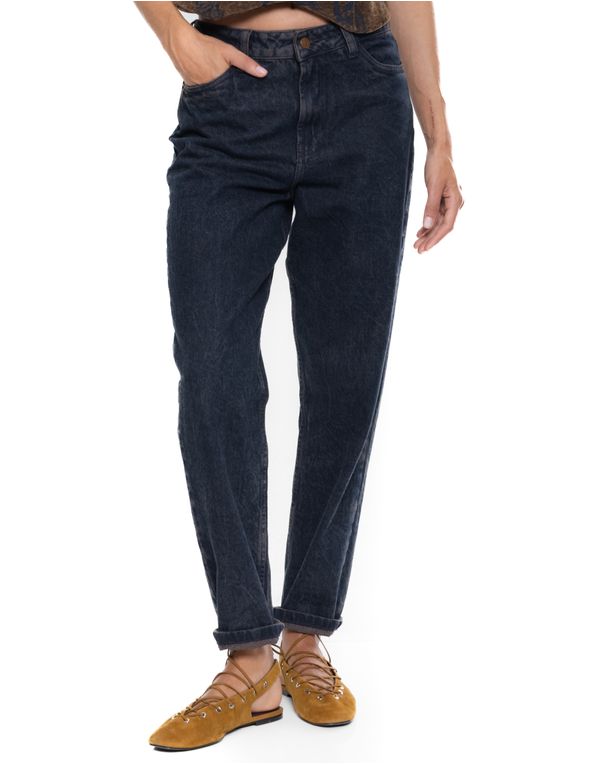Jean-mom-fit-tono-oscuro-con-diseño-liso-vista-frontal.