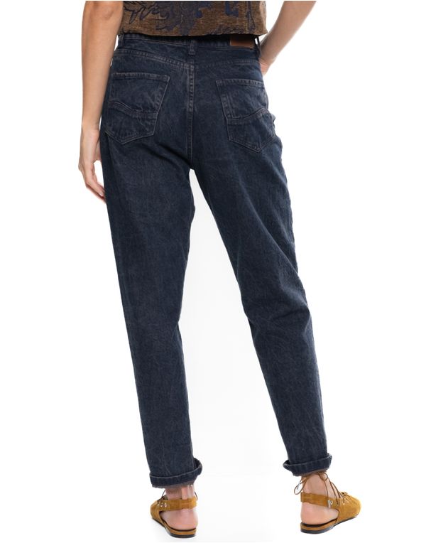 Jean-mom-fit-tono-oscuro-con-bolsillos-traseros-vista-posterior.