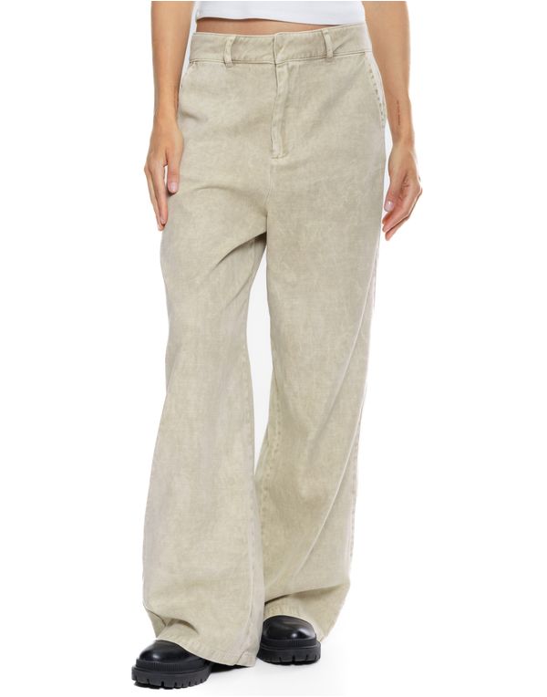 Pantalon-verde-de-pierna-ancha-visto-desde-el-frente.