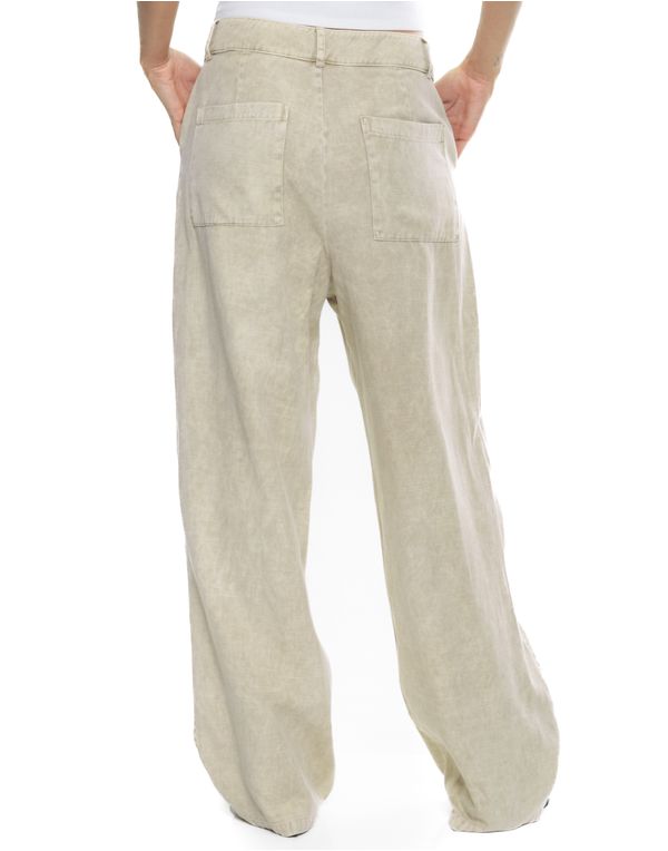 Vista-trasera-de-pantalon-verde-con-bolsillos-traseros.