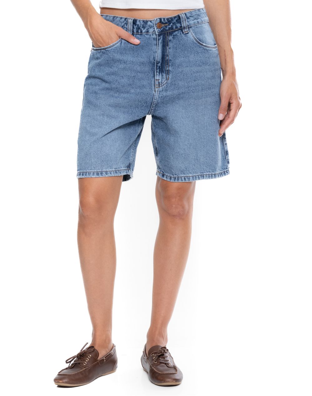 Shorts-bermuda-denim-tono-medio-con-bolsillos-delanteros.