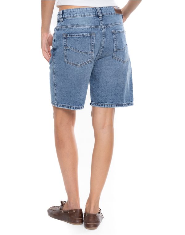 Vista-trasera-de-shorts-bermuda-denim-con-bolsillos-traseros.